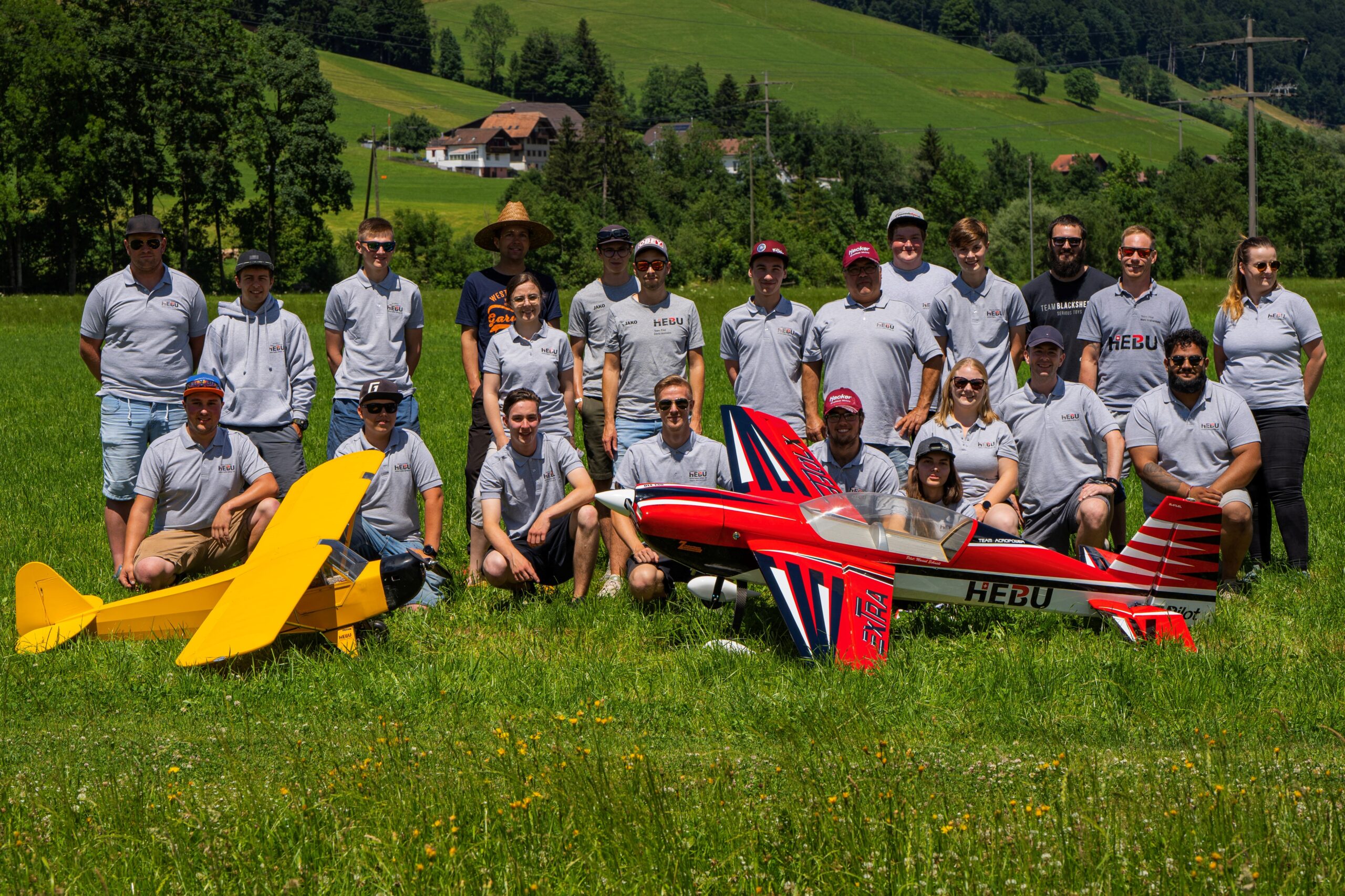 HEBU Teampiloten mit zwei FLugzeugen