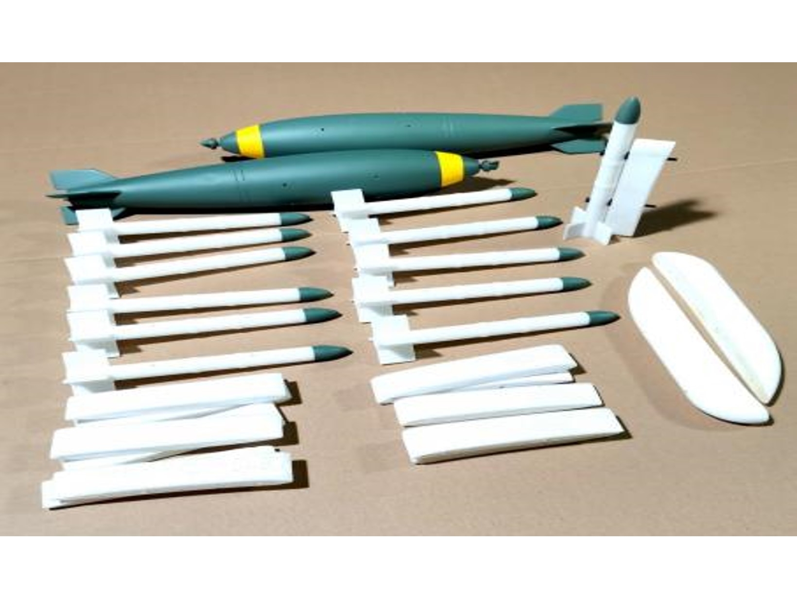 Bewaffnung-/ und Tank-Set zu A-1H Skyraider, Spw 2440mm, CYModel