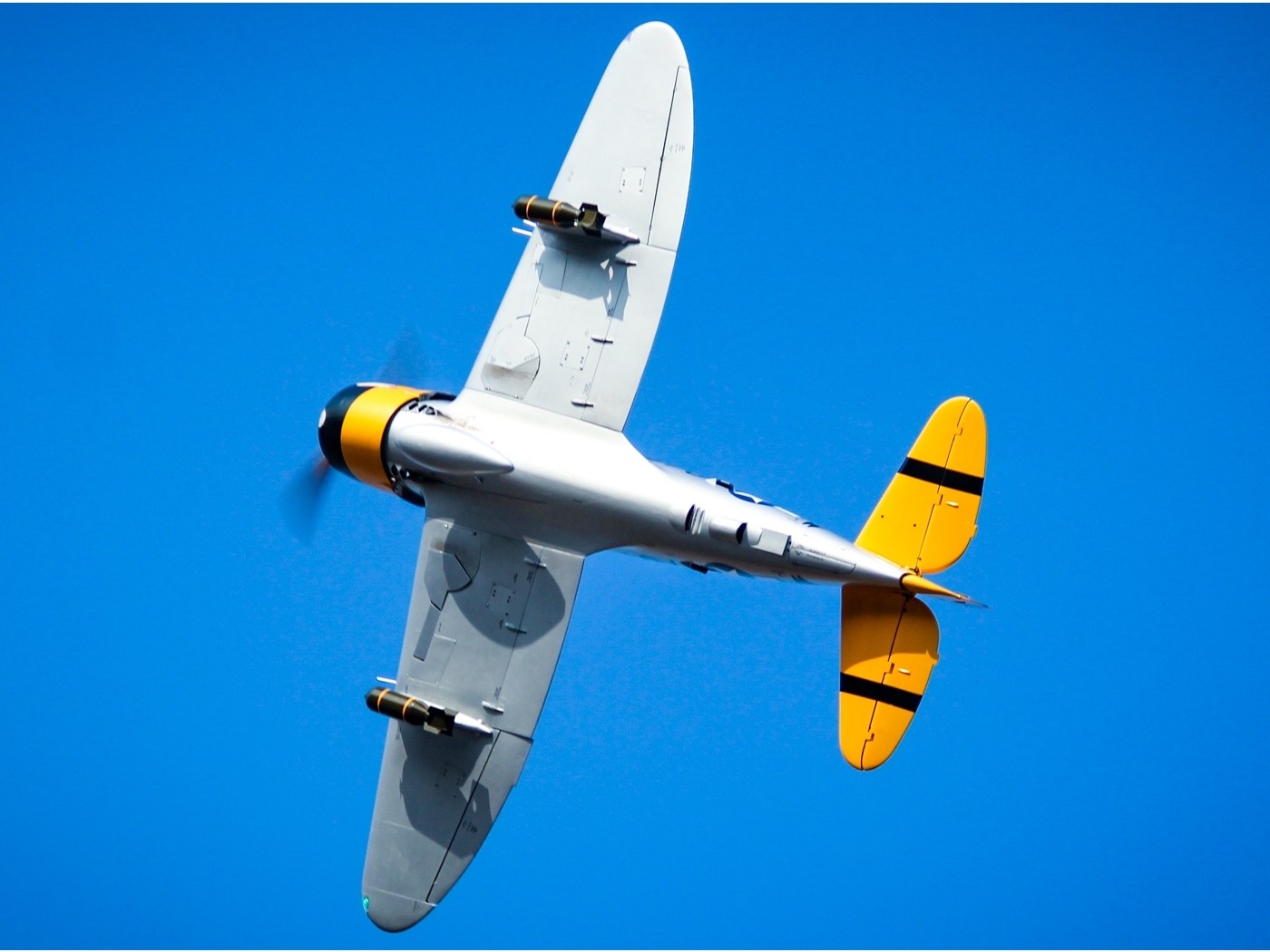 Full Composite P-47D Thunderbolt, Spw 2411mm, ARF-Set mit EZFW, Pilot-RC – Bild 3