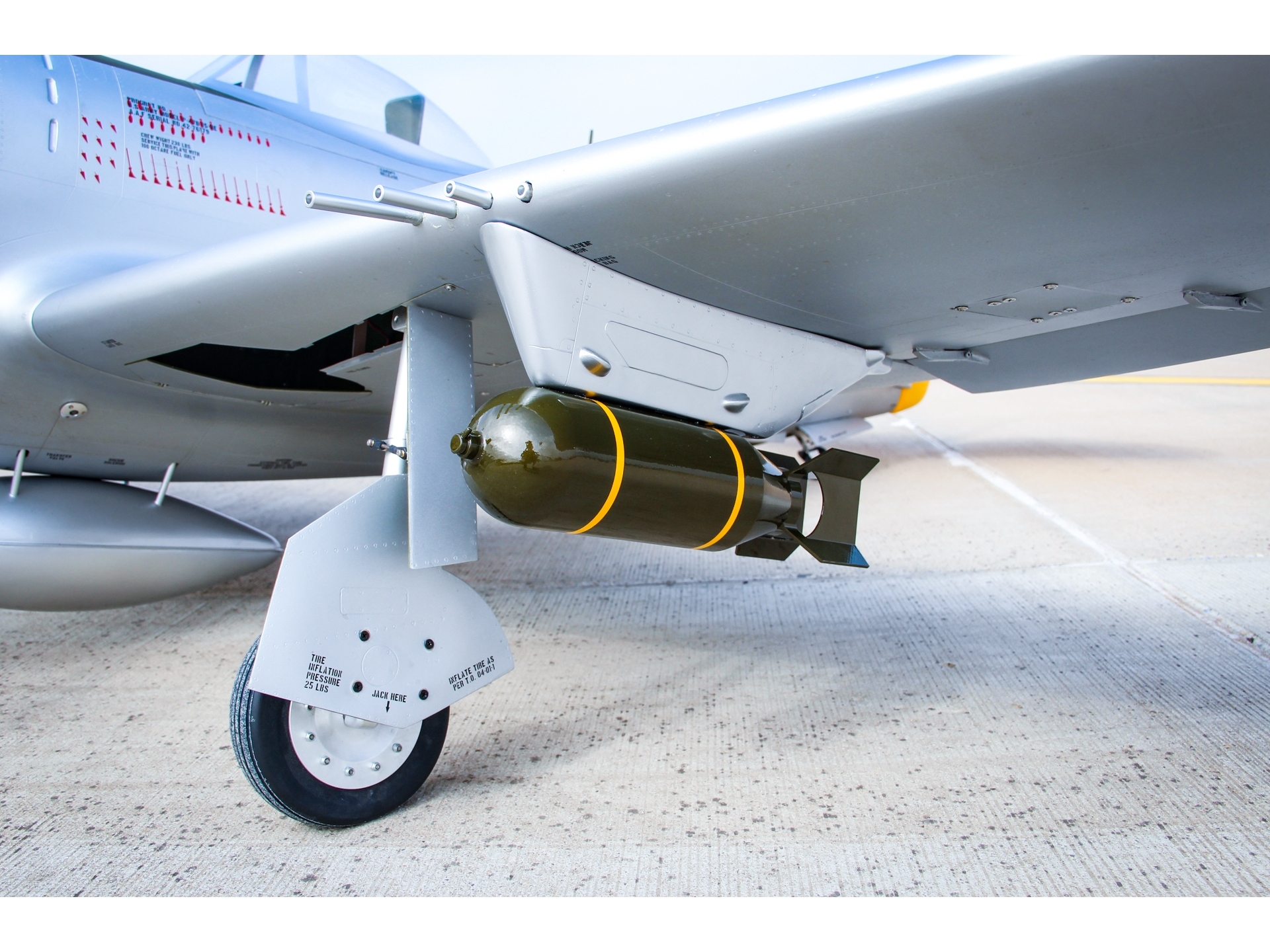 Full Composite P-47D Thunderbolt, Spw 2411mm, ARF-Set mit EZFW, Pilot-RC – Bild 4