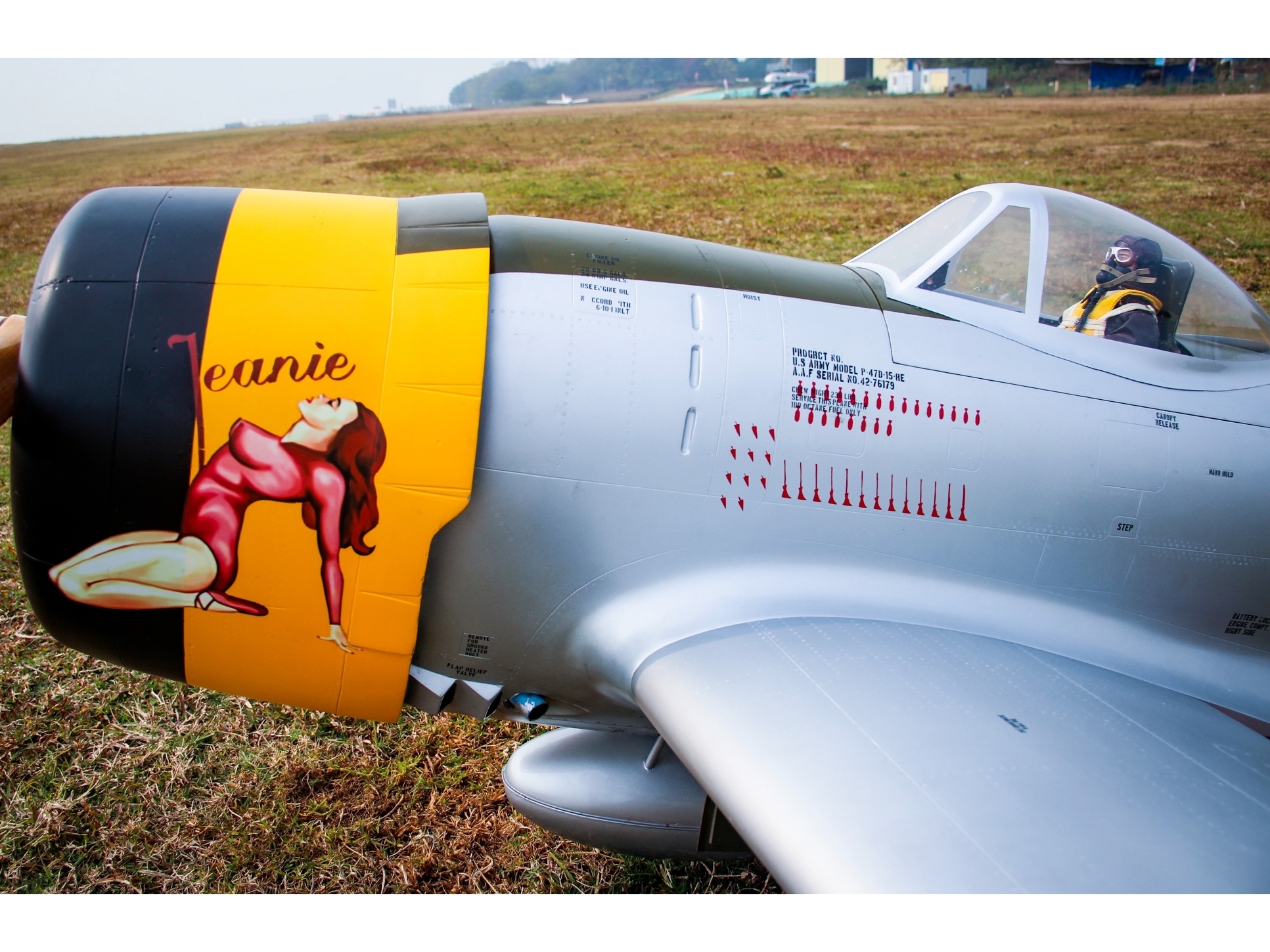 Full Composite P-47D Thunderbolt, Spw 2411mm, ARF-Set mit EZFW, Pilot-RC – Bild 5