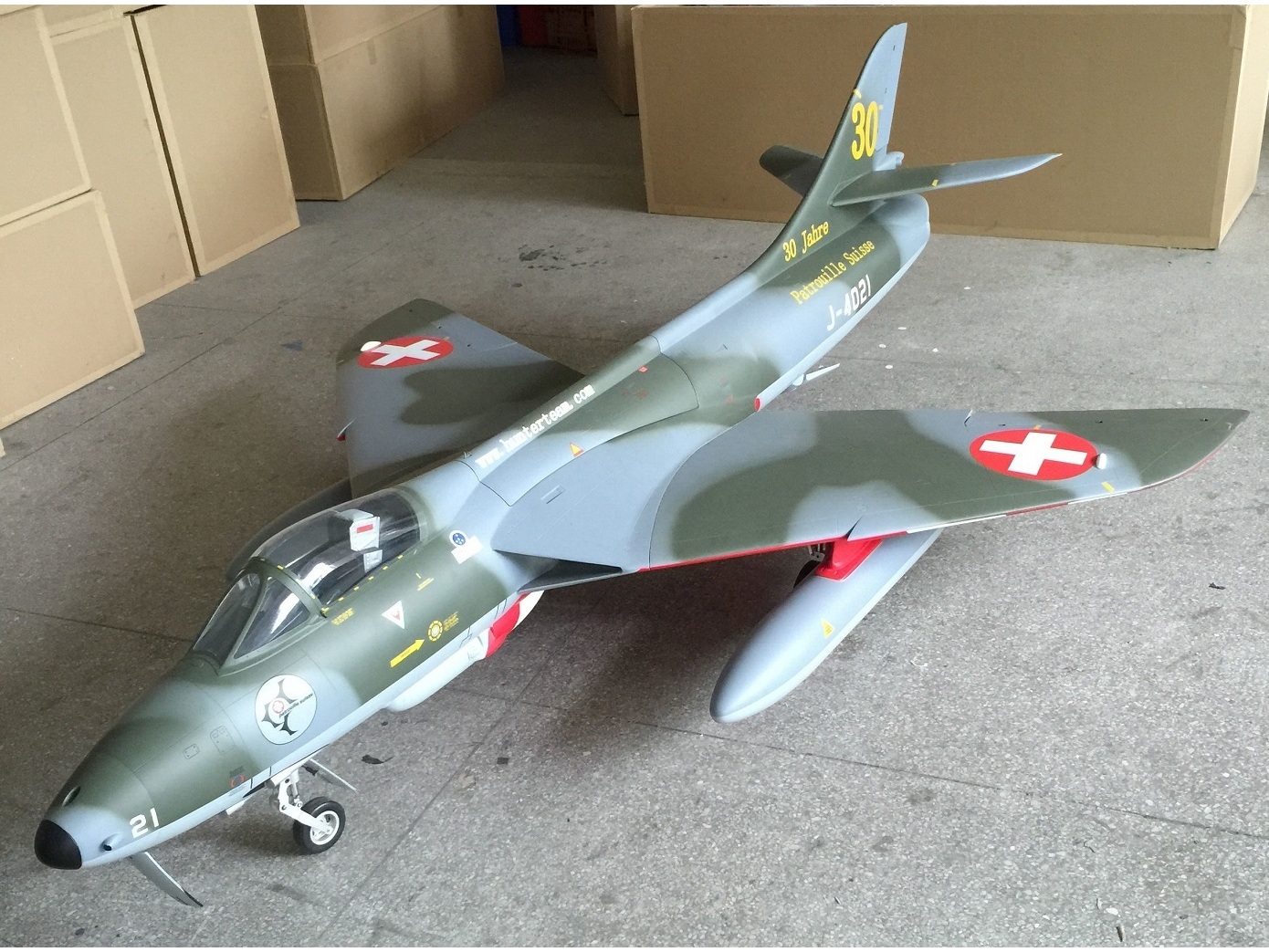 Top RC Model Hawker Hunter Swiss Patrouille Suisse, Full Composite, Spw 1770mm, ARF-Set – Bild 2