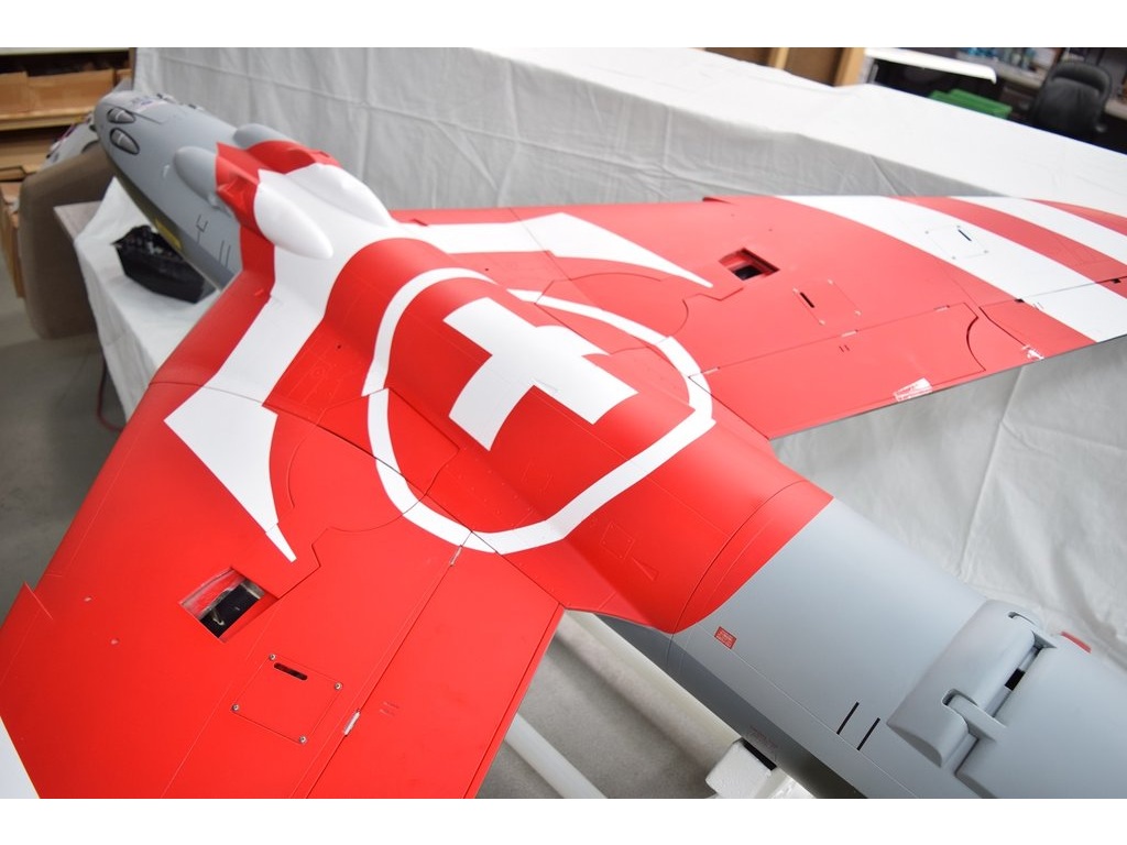 Top RC Model Hawker Hunter Swiss Patrouille Suisse, Full Composite, Spw 1770mm, ARF-Set – Bild 3