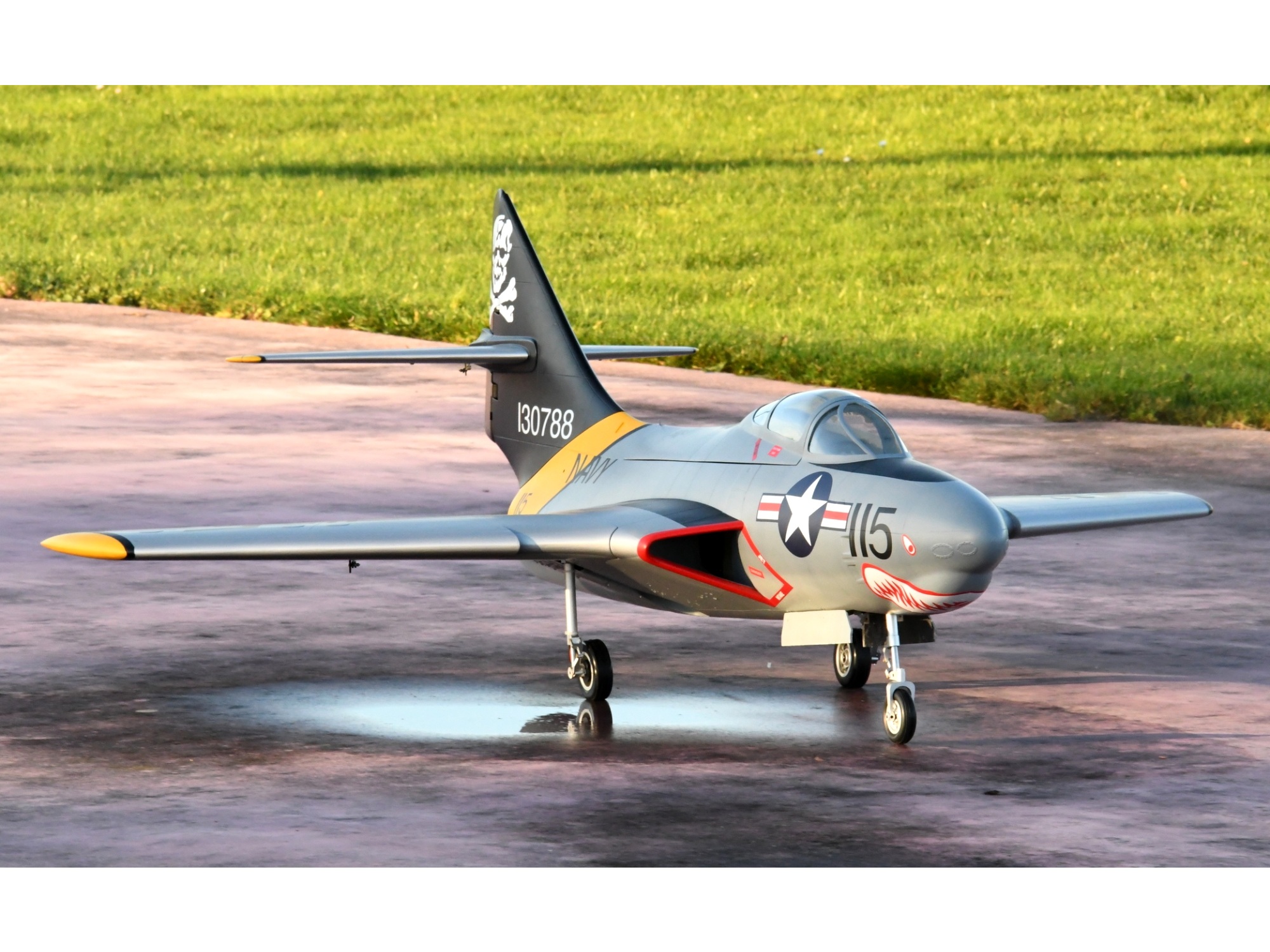 TopRC Model F9F Cougar - Grau - Full Composite Turbinen-Version, ARF-Set