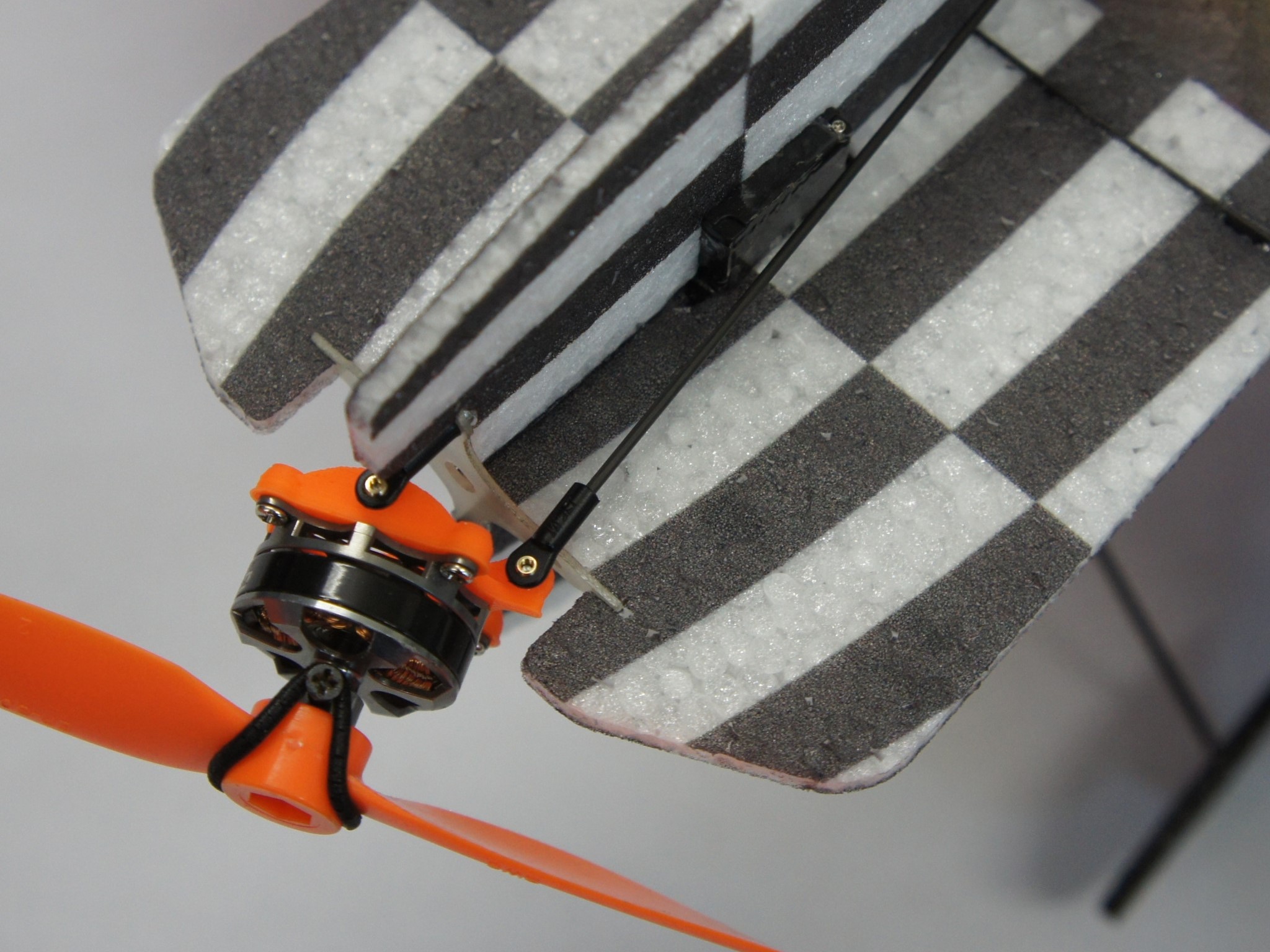 Extra 330 Superlite, Spw 840mm, KIT-Version aus EPP von RC-Factory – Bild 2