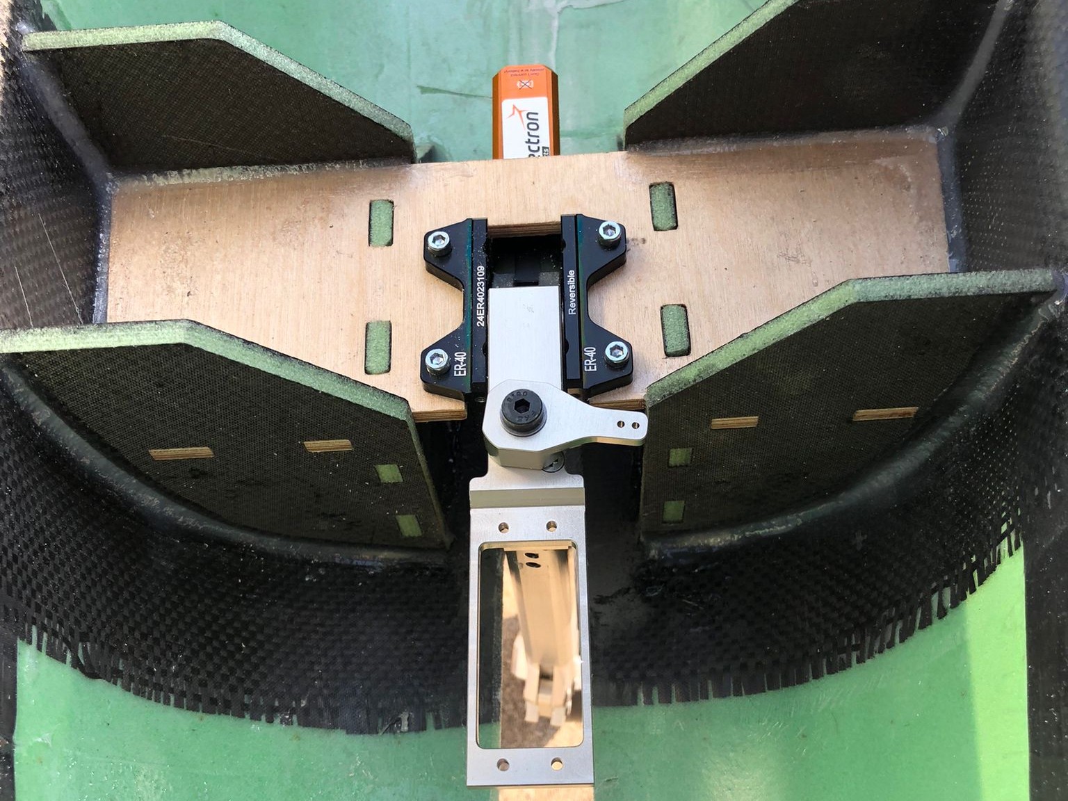 Tomahawk FUTURA V3 2.2m ARF - lackiert G-rot – Bild 4