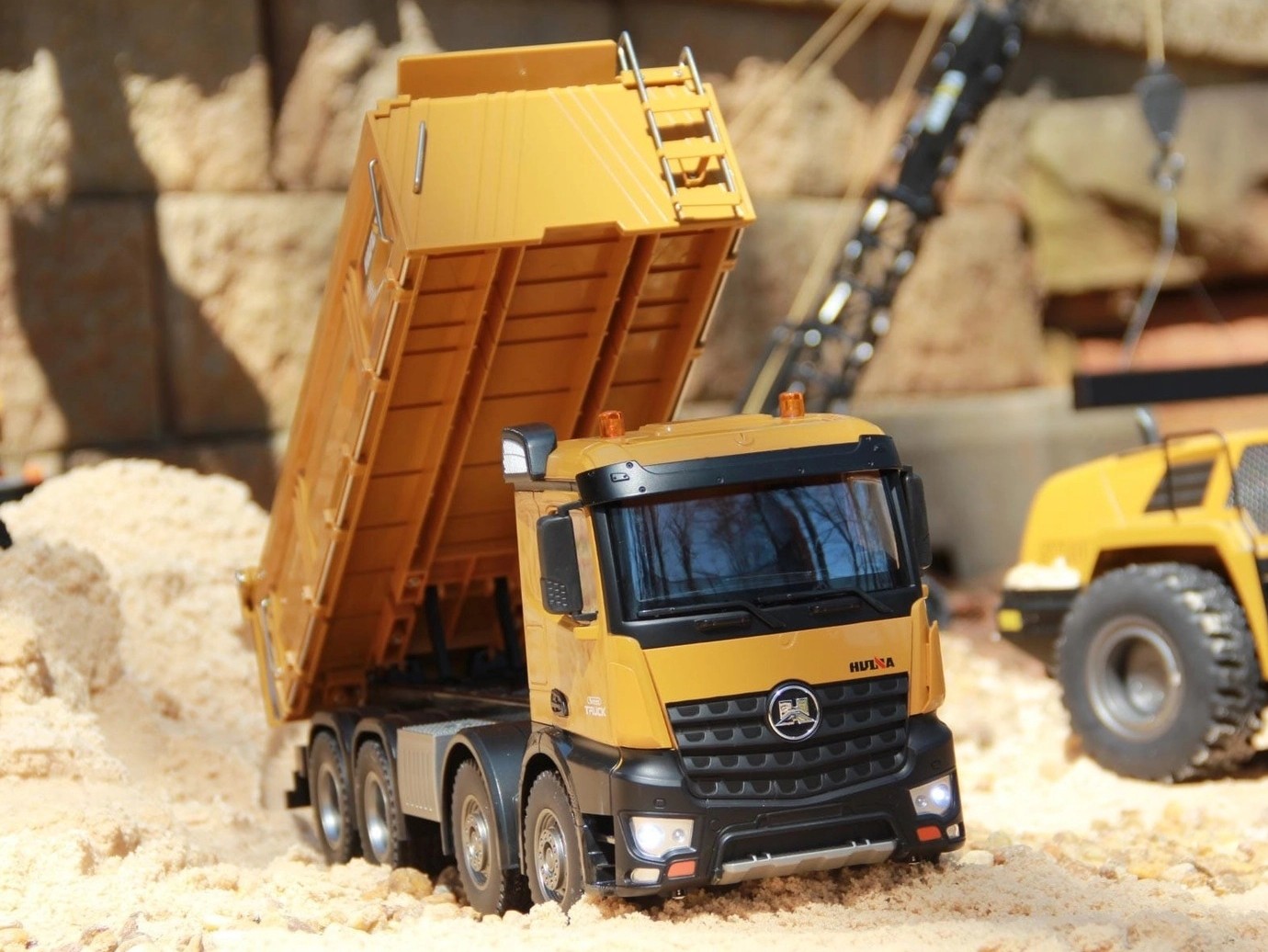 RC LKW - Truck 4-Achs 8x8 Lastwagen - RC Kipper 1:14 - 1536 Huina – Bild 3